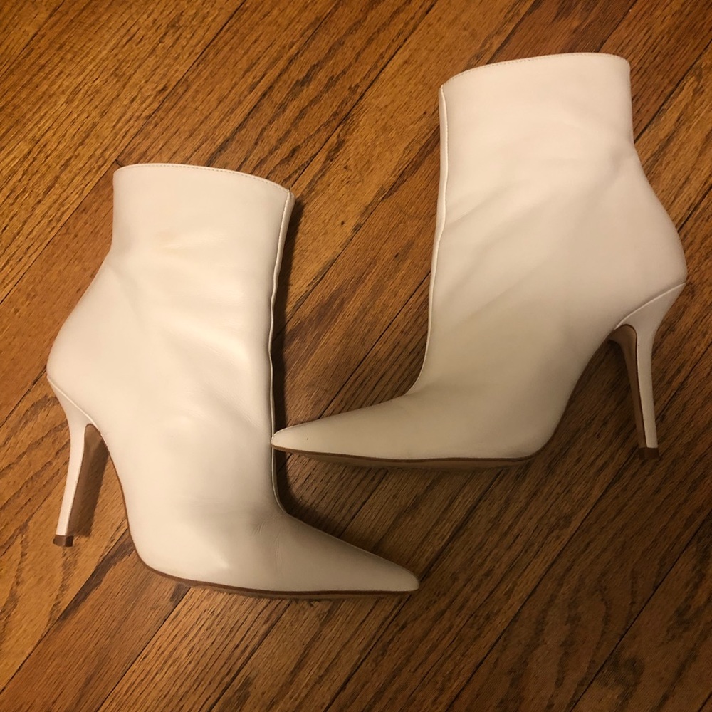 White leather, pointy booties with heel